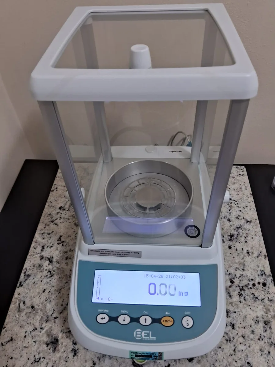 Balança analítica na unidade Engelab