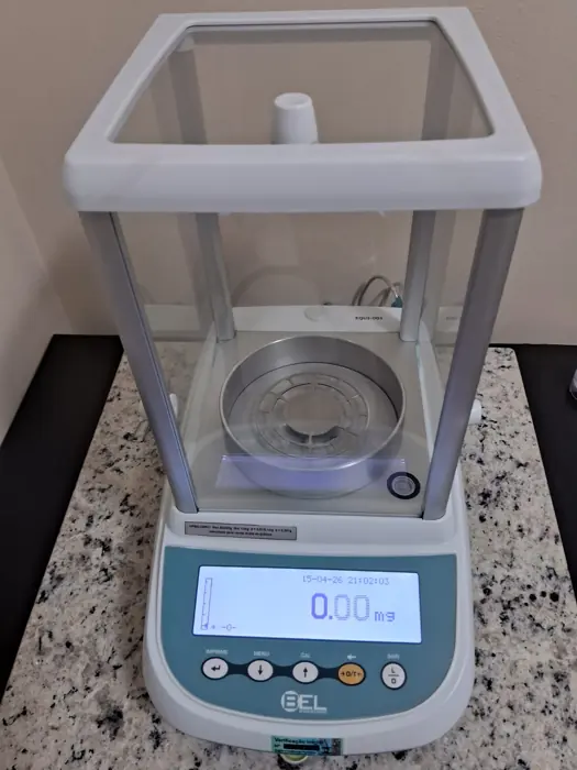 Balança analítica em nosso laboratório
