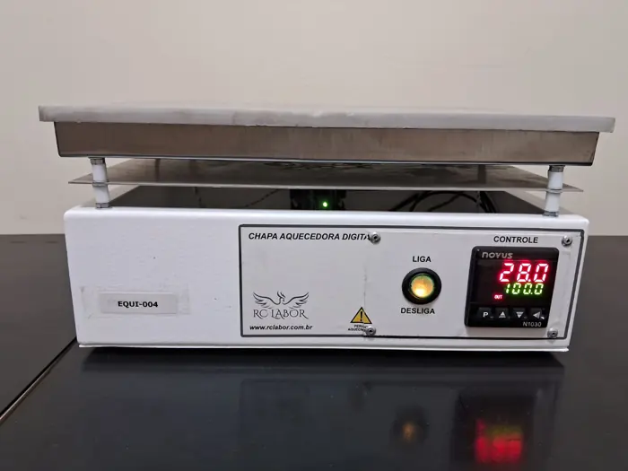 Chapa aquecedora digital em nosso laboratório