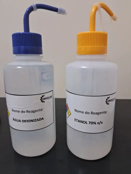 Frascos lavadores com água deionizada e etanol 70% v/v