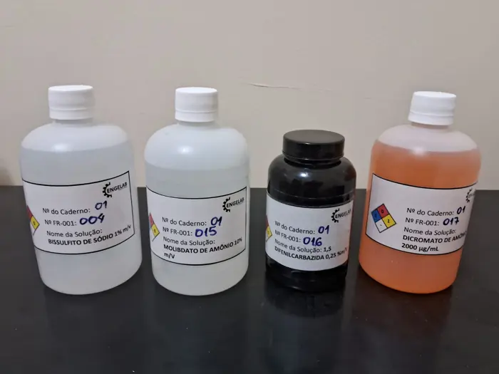 Frascos de soluções identificados em nosso laboratório
